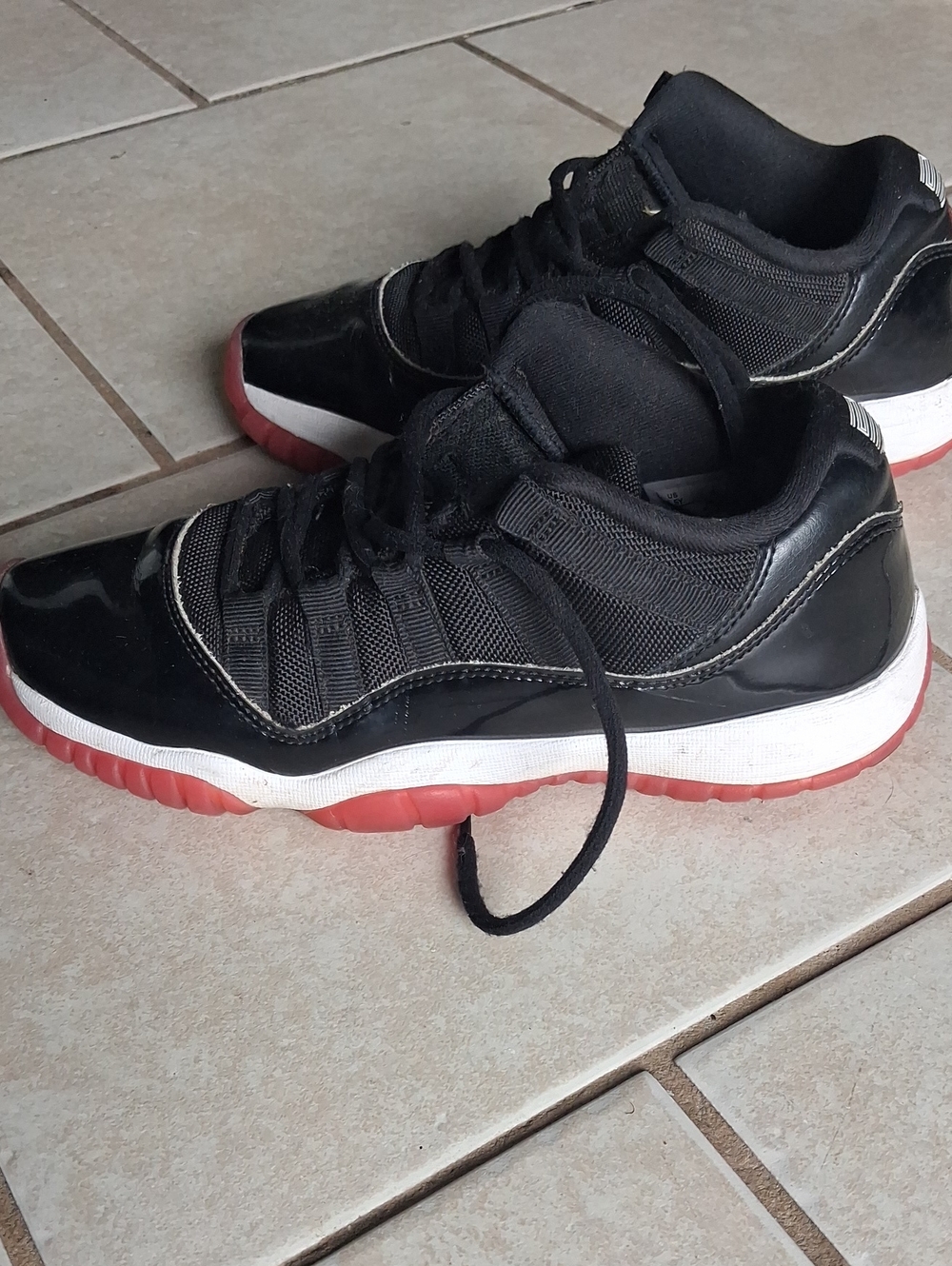 Men's Sz 5.5 Y Black Patent Leather and Red Low-Top Athletic Sneakers